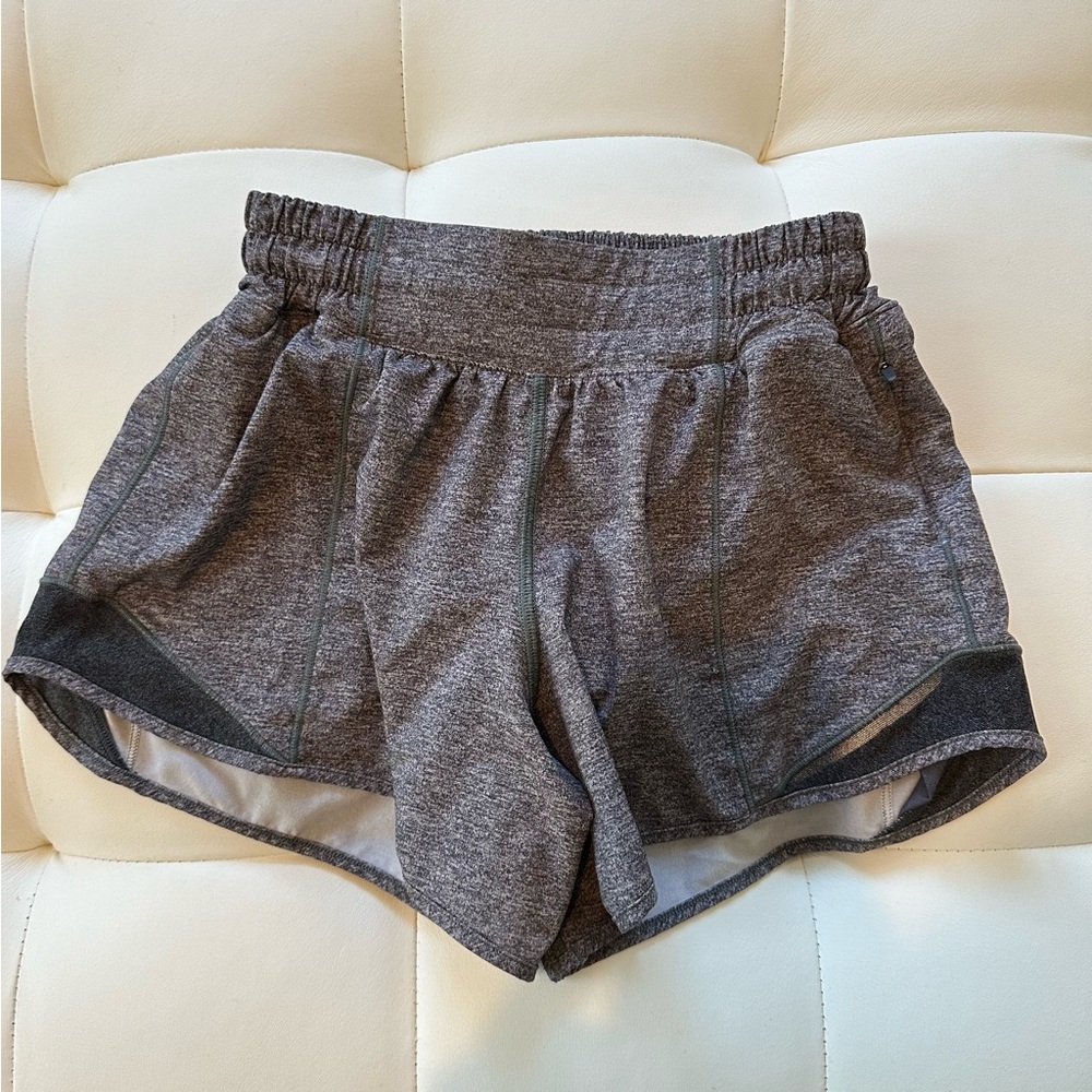 Lululemon hotty hot low rise lined short 2.5” in dark grey size 2.